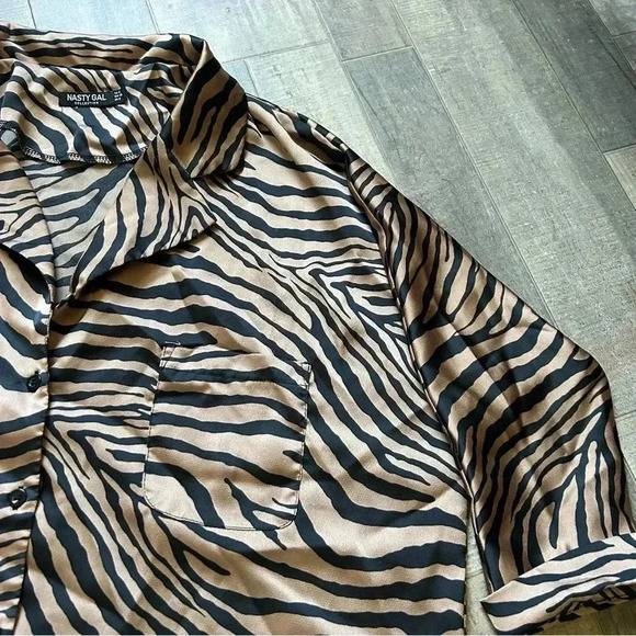 Nasty Gal Don’t Tail A Soul Satin Tiger Oversized Button Down Shirt Size 4 - Picture 3 of 6